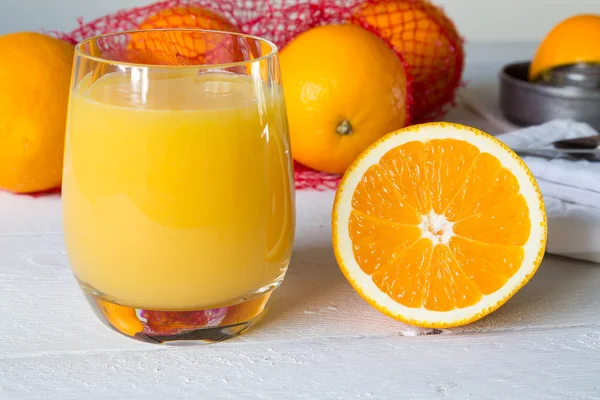 Jus d'orange en verre et orange — Photo