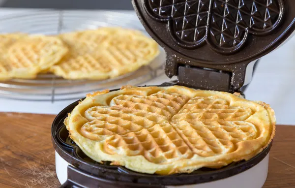 Waffelbäcker in Betrieb — Stockfoto