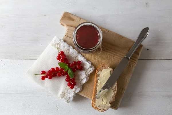 Frühstück mit Johannisbeermarmelade — Stock Photo, Image