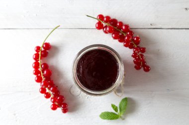 bir kavanoz içinde Frenk üzümü reçeli