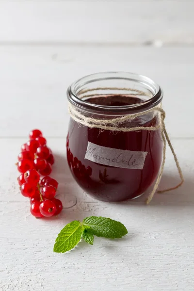 Mermelada de grosella en un frasco — Foto de Stock