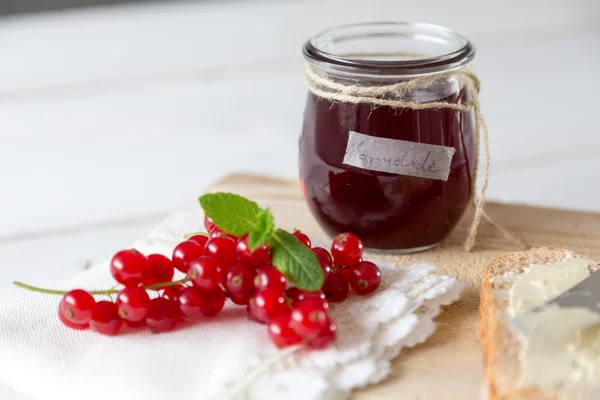 Breakfast with currant jam — Stock Photo, Image