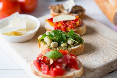 Bruschetta fasulye ve roka, mantar, keçi peyniri ile