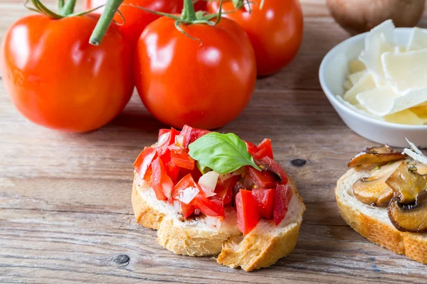 Bruschetta with beans and arugula, mushrooms, goat cheese — Stock Photo, Image