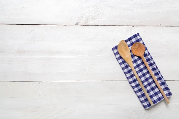 Asciugamano da cucina e sfondo cucchiaio di legno — Foto Stock