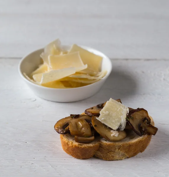 Bruschetta met paddestoelen — Stockfoto