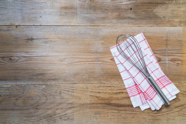Kök handduk bakgrund med visp — Stockfoto