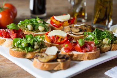 Bruschetta fasulye ve roka, mantar, keçi peyniri ile