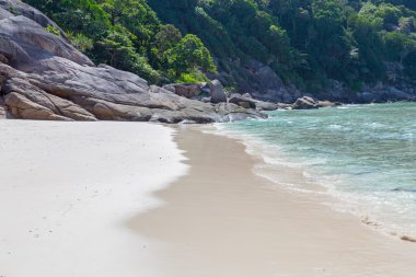 beyaz kum plaj ve turkuaz mavi deniz