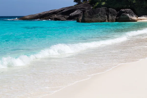 Vit sandstrand och turkos-blå havet — Stockfoto