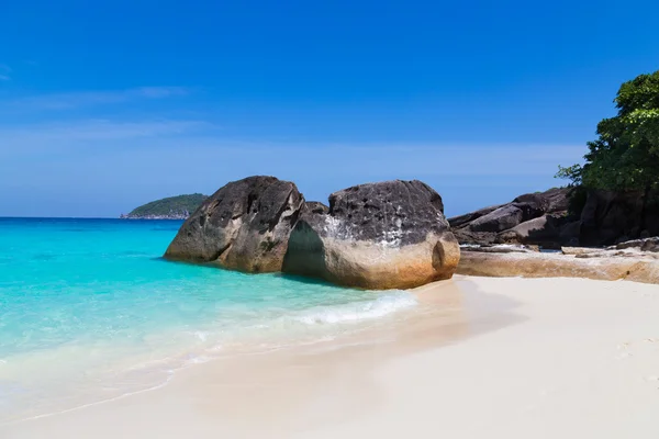 Pláž s bílým pískem a tyrkysově modré moře — Stock fotografie
