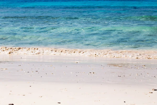 Playa de arena blanca y mar azul turquesa — Foto de Stock
