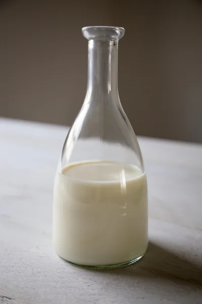 Mjölk i en karaff — Stockfoto