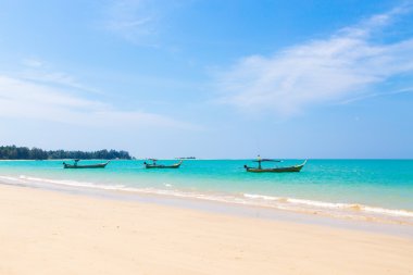 beyaz kum plaj ve deniz araçları