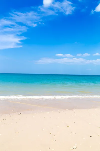 White sand beach and turquoise blue sea — Stock Photo, Image