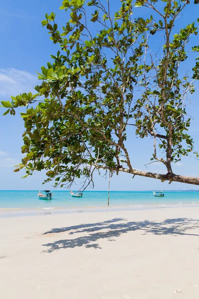 Playa de arena blanca y barcos —  Fotos de Stock