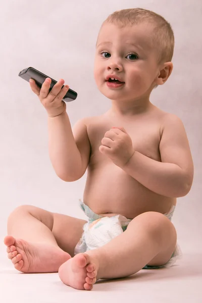 Мальчик и смартфон — стоковое фото