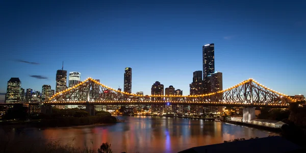 Brisbane Skyline in der Abenddämmerung — Stockfoto