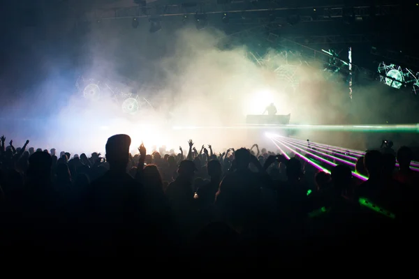 Audiência Ouvindo um DJ — Fotografia de Stock
