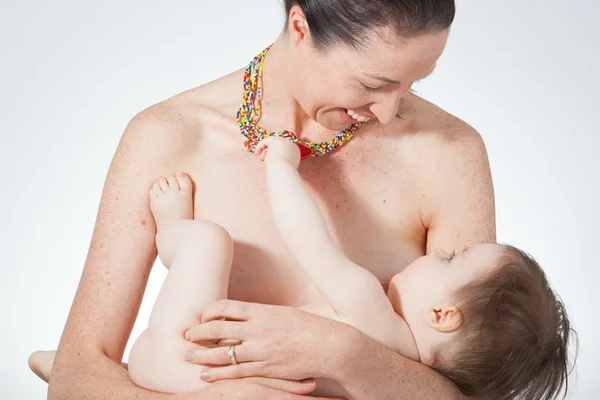 Madre amamantando — Foto de Stock