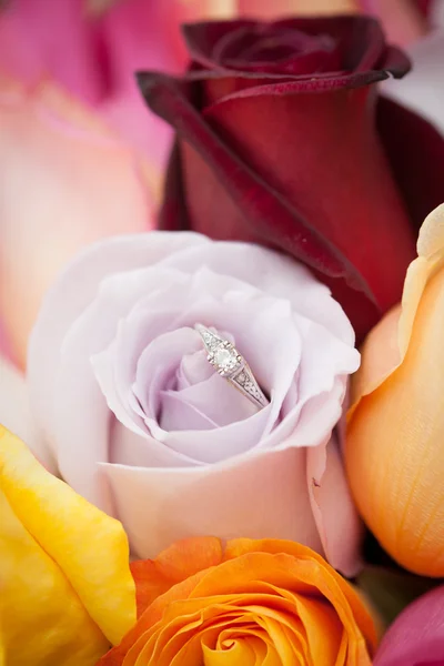 Anel de casamento em flores — Fotografia de Stock