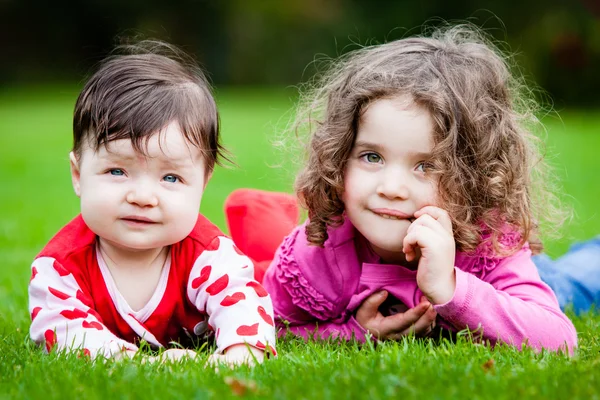 Young Sisters In The Grass — Stock Photo, Image