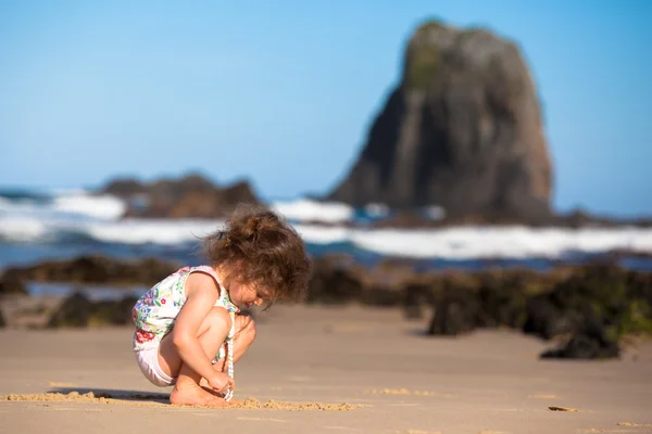 Dítě hrající v písku — Stock fotografie