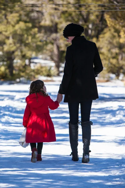 Mãe e filha caminhando — Fotografia de Stock