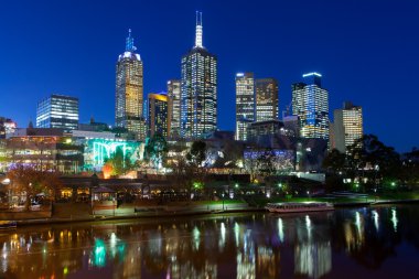 Melbourne Federasyon Meydanı alacakaranlıkta