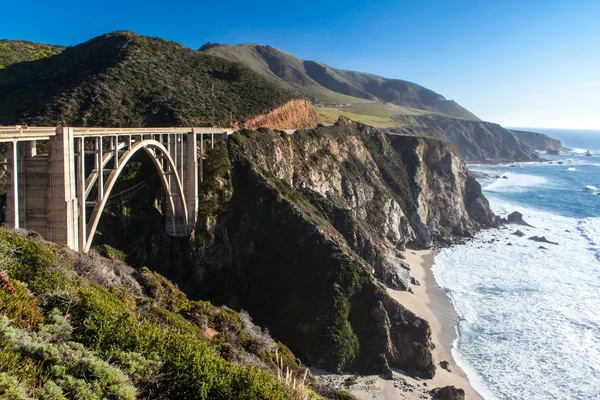 Bixby bridge a pobřeží v big sur — Stock fotografie