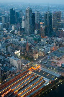 Melbourne silüeti üzerinde flinders st istasyonu
