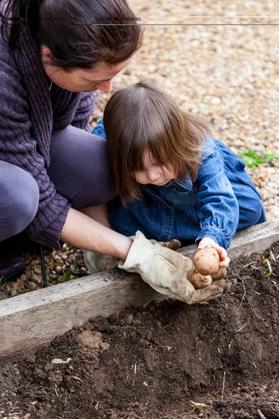 Мати і дитяче садівництво — стокове фото