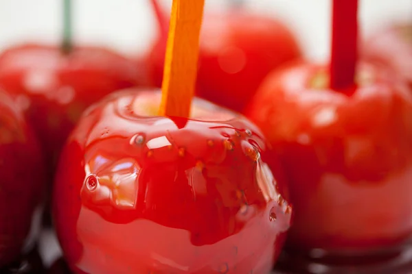 Manzanas pegajosas de caramelo en una fiesta — Foto de Stock