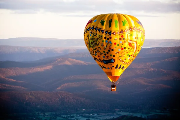 Heißluftballon bei Sonnenaufgang — Stockfoto