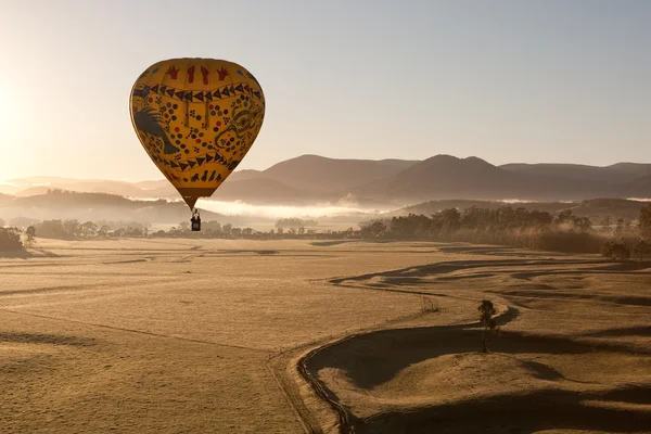 Warme luchtballon bij zonsopgang — Stockfoto