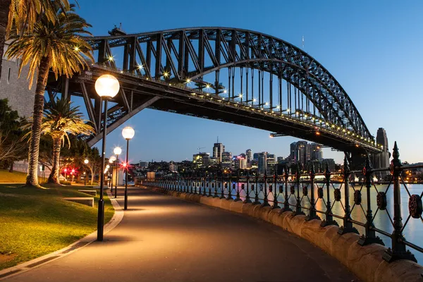 Sydney Limanı Köprüsü Alacakaranlıkta — Stok fotoğraf