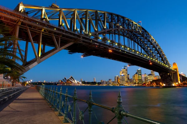 Sydney Harbour Bridge in der Abenddämmerung — Stockfoto