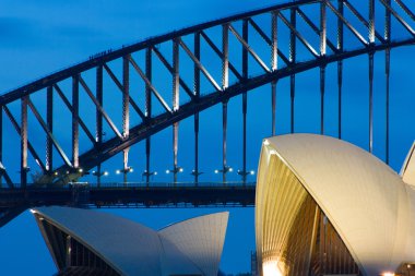 Dusk 'taki Sydney Opera Binası