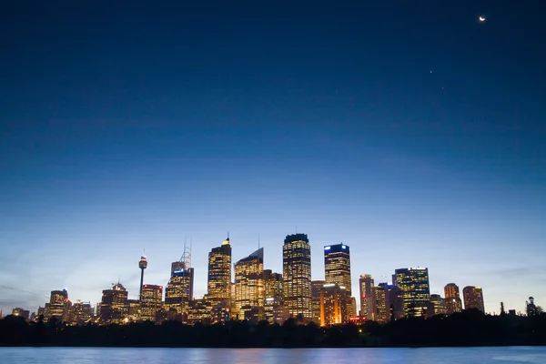 Lua acima do horizonte de Sydney — Fotografia de Stock