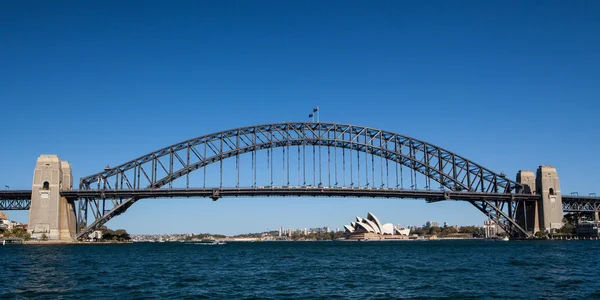 悉尼海港大桥在晴朗的日子 — 图库照片
