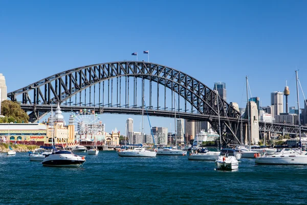 La ciudad y el puente del puerto de sydney — Foto de Stock