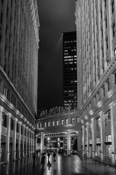 Noite chuvosa em Chicago em torno do edifício Wrigley — Fotografia de Stock