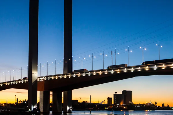 夕暮れ時に bolte 橋交通 — 图库照片