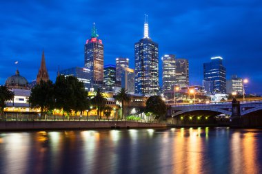 Melbourne silüeti alacakaranlıkta