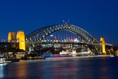 Sydney Limanı Köprüsü Alacakaranlıkta