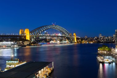 Sydney Limanı Köprüsü Alacakaranlıkta