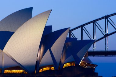 Dusk 'taki Sydney Opera Binası