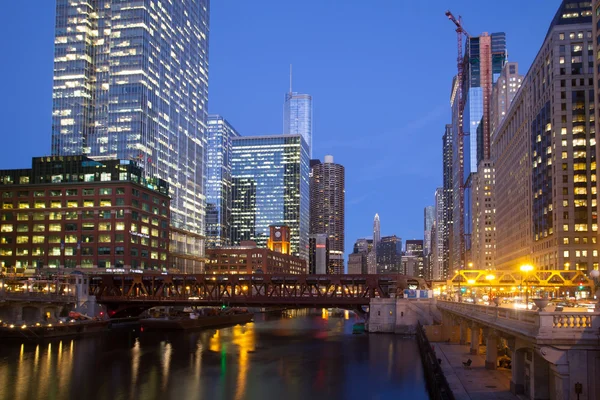 Chicago river in de schemering — Stockfoto