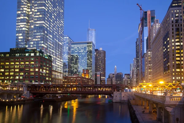 Chicago river w zmierzchu — Zdjęcie stockowe