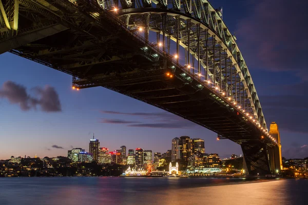 Sydney Harbour Bridge in der Abenddämmerung — Stockfoto